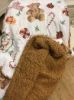 Immagine di PLAID super morbido SWEET BEAR,  cm 140x170 con disegni di orsi fiocchi e pacchi su un lato , l’altro lato con pellicciotto marrone