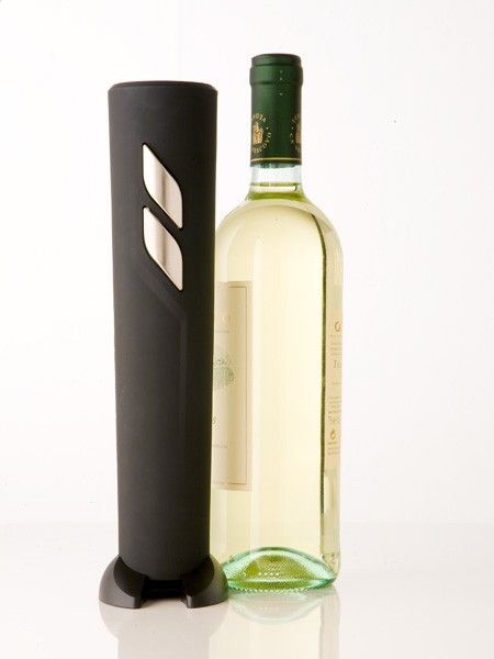 Immagine di Cavatappi elettrico nero di Brandani si aprono le bottiglie di vino in modo veloce e pratico. Un oggetto che unisce design e funzionalità.
